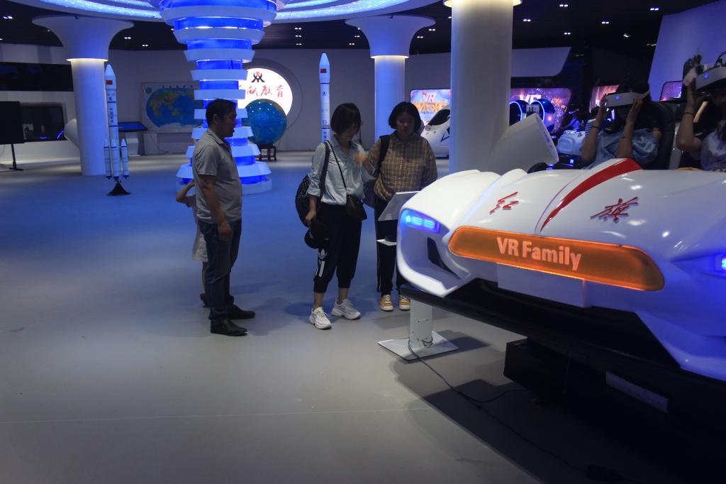 計算機學院組織開展虛擬現實實踐教學，學生沉浸式體驗前沿科技